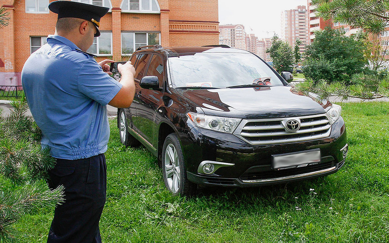 Штраф в Москве за парковку на газоне